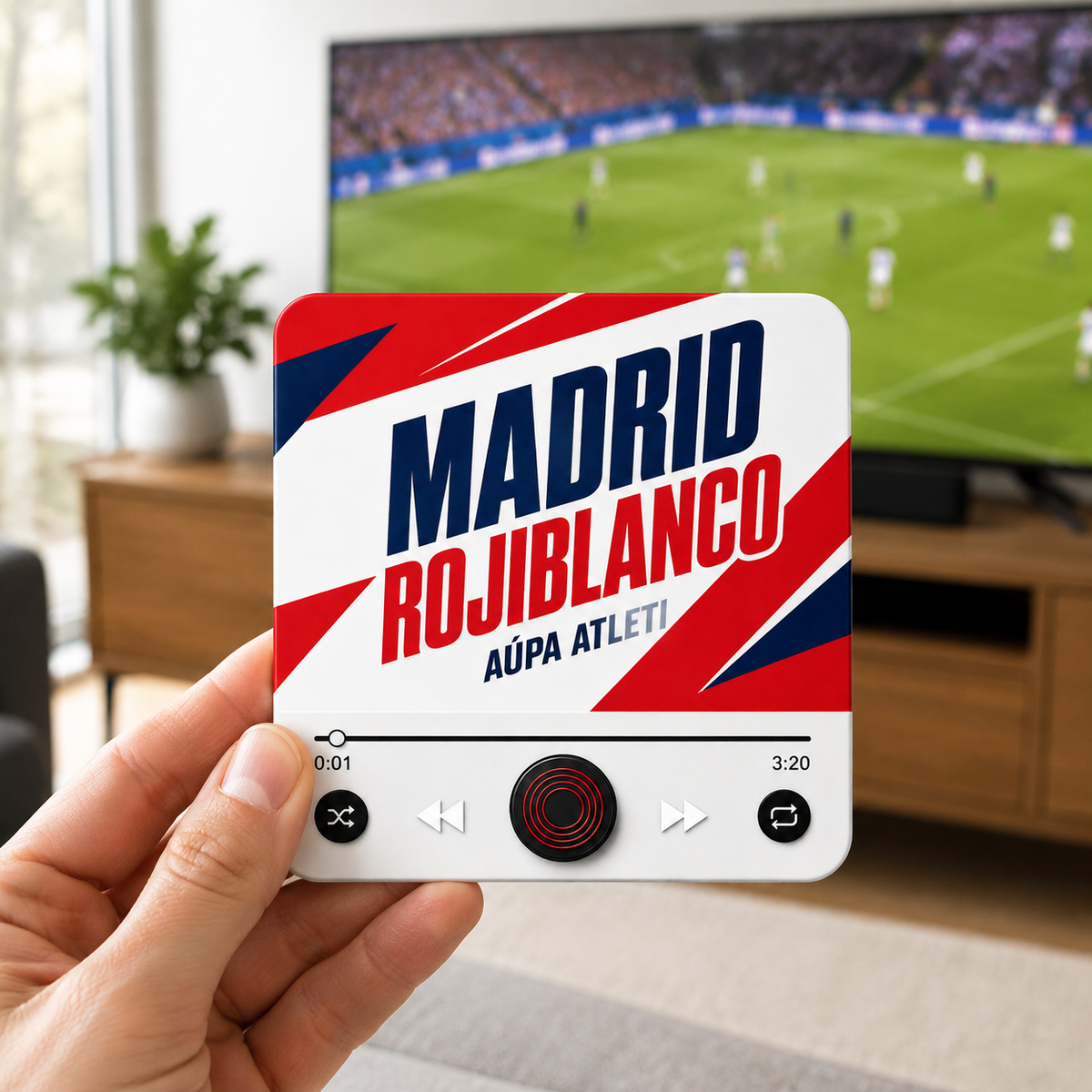 Magnete sonoro da calcio Madrid Rojiblanco — tenuto in mano